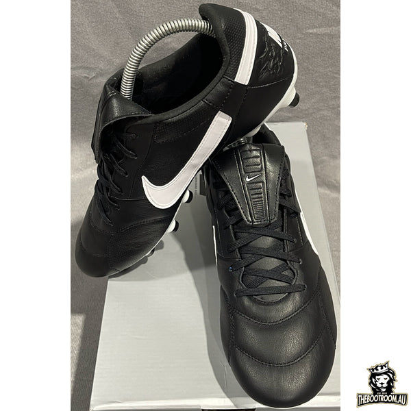 NIKE PREMIER III “BLACK/WHITE”